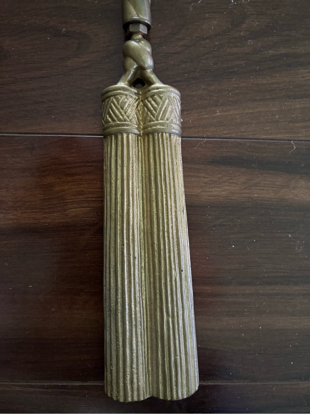 Vintage brass Decorative Bow with Tassel plate holder - Picture 3 of 5